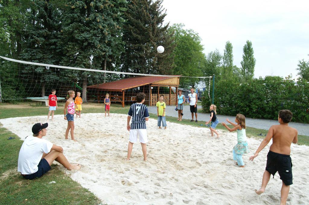 Camping Oase Praha Hotel Zlatníky Eksteriør billede