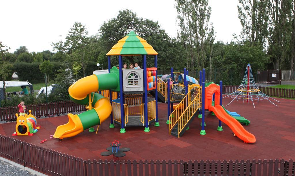 Camping Oase Praha Hotel Zlatníky Eksteriør billede